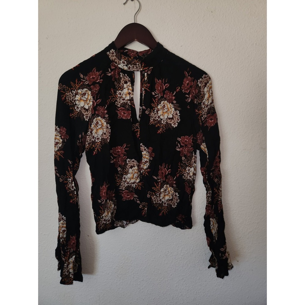 Chloe And Kate Bell Sleeve Mock Turtleneck Crop Top With Keyhole Large